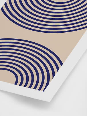 Poster astratto incorniciato con archi concentrici blu su sfondo beige
