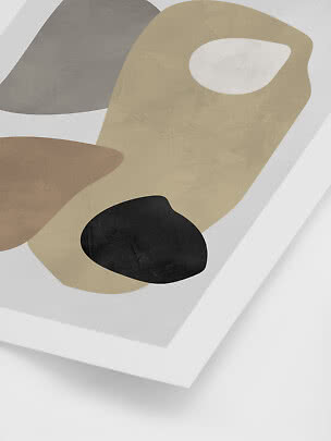 Abstrakt plakat med organiske former i beige, grå, brun og sort på hvid baggrund