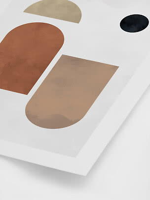 Abstrakt plakat med geometriske former i terrakotta, beige og sort på hvid baggrund