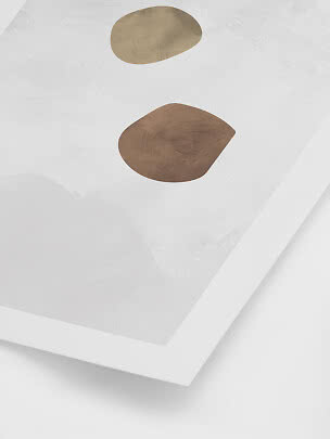 Abstraktes Poster mit zwei organischen Formen in Gold und Braun auf weißem Hintergrund