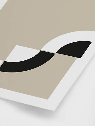 Abstrakt plakat i beige med sorte og hvide buede geometriske former