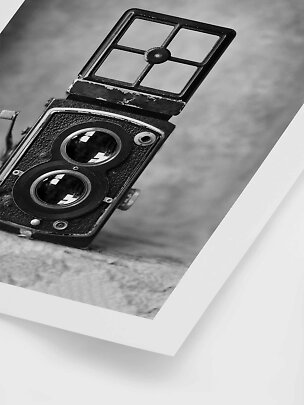 Foto in bianco e nero di una fotocamera vintage biottica con mirino aperto