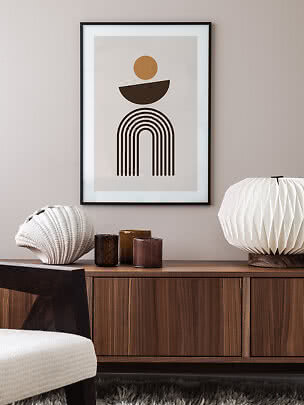 Gerahmter abstrakter Druck mit braunen Bögen und Kreis über einem Holzsideboard