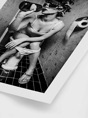 Zwart-witfoto van vrouw op toilet met grote zonnebril en fles in de hand