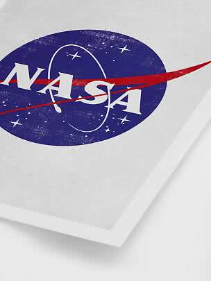 Nærbillede af NASA-logo trykt på en hvid plakat eller tavle