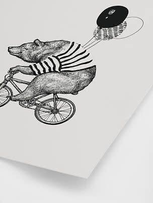 Sort-hvid illustration af en bjørn på cykel med stribet trøje og en sort ballon