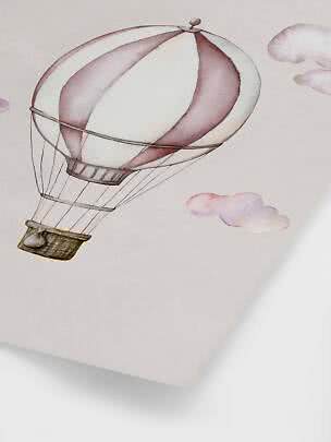 Illustrazione di una mongolfiera rosa e bianca con cestino e piccole nuvole