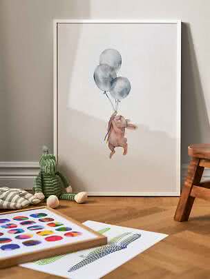 Gerahmtes Kinderposter mit Hase an drei grauen Ballons, an die Wand gelehnt