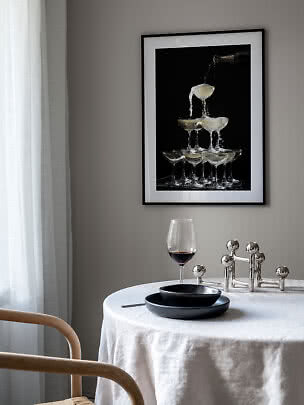 Affiche encadrée de champagne versé dans des coupes empilées sur fond noir