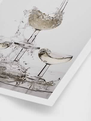 Poster con coppe da champagne e vino frizzante che schizza in stile bianco e nero