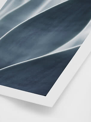 Abstrakter Print mit weichen, fließenden Formen in blaugrauen Tönen und weißem Rand