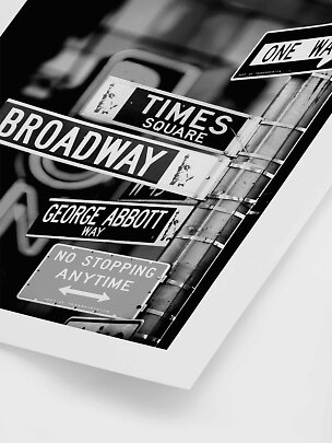 Poster in bianco e nero con i cartelli di Times Square, Broadway e George Abbott Way a New York