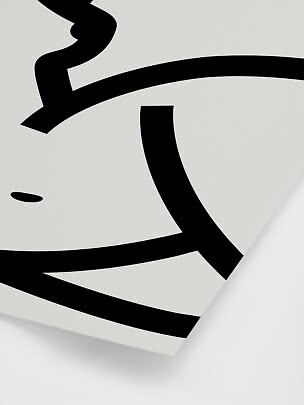 Nahaufnahme einer schwarzen abstrakten Liniengrafik auf weißem Poster mit umgeknickter Ecke