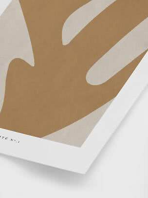Abstracte poster met organische beige en witte vormen op papier met witte rand