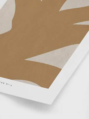 Stampa astratta beige e bianca con forme organiche su sfondo effetto carta kraft