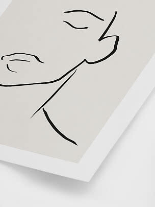 Disegno minimalista a linee di una figura femminile sdraiata in cornice bianca