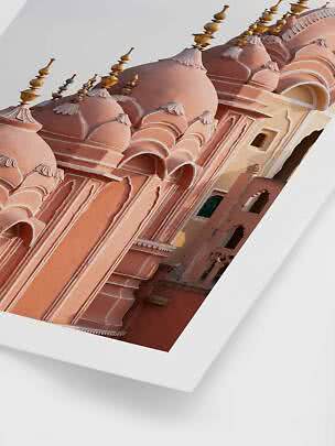 Gros plan sur une façade de palais rose avec dômes, arches et flèches dorées