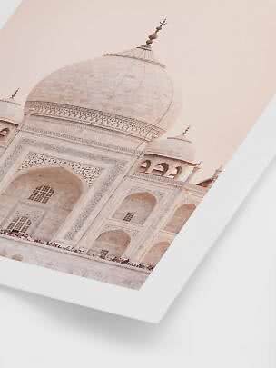 Lámina fotográfica enmarcada del Taj Mahal en suaves tonos beige, vista en ángulo