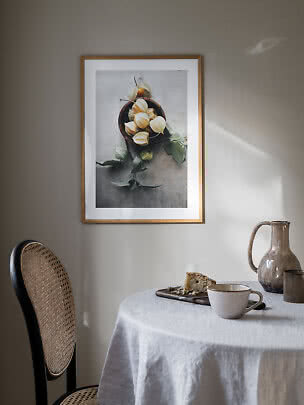 Gerahmtes Stillleben-Poster mit goldenen Beeren über einem gedeckten Tisch im weichen Licht