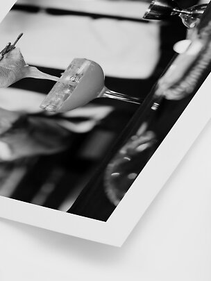 Gros plan en noir et blanc d’un verre à vin et d’un infuseur à thé sur une table