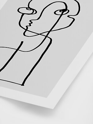 Dessin abstrait au trait noir d’un visage sur une affiche blanche avec cadre blanc