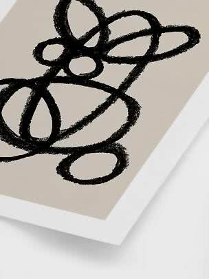Oprawiony abstrakcyjny print z czarnymi organicznymi liniami na beżowym tle