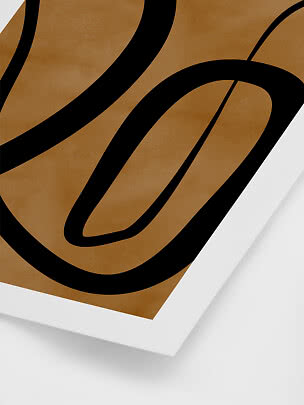 Affiche abstraite avec lignes noires ondulées sur fond brun chaud et bordure blanche