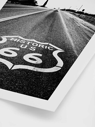 Poster in bianco e nero di una strada con simbolo Route 66 dipinto sull’asfalto