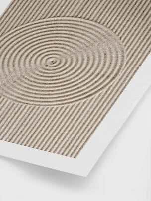 Abstraktes Sandmuster mit konzentrischen Kreisen und diagonalen Linien auf weißem Hintergrund
