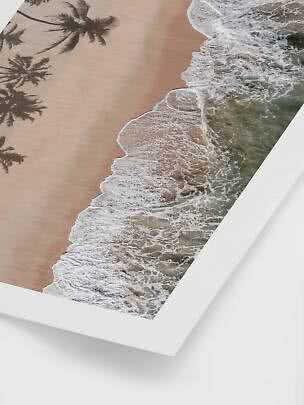 Oprawiony plakat z lotniczym widokiem plaży, fal i cieni palm