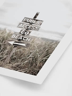 Gerahmtes Foto eines Holzschilds „Public Access to Beach“ im Dünengras