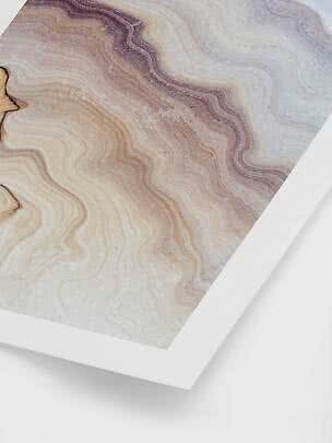 Gerahmter abstrakter Kunstdruck mit welligen Marmorlinien in Beige-, Creme- und Lilatönen