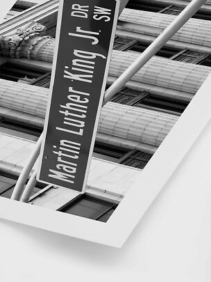 Foto en blanco y negro del letrero Martin Luther King Jr Dr SW frente a un edificio clásico