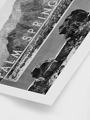 Poster in bianco e nero di Palm Springs con strada nel deserto e rocce in cornice bianca