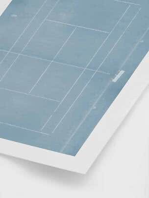 Affiche bleue avec lignes blanches de court de tennis dans un cadre blanc