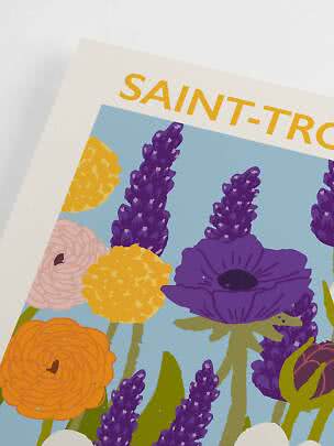 Nærbillede af blomsterplakat med teksten "SAINT-TRO" og farverige lilla, gule og orange blomster
