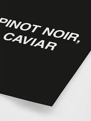 Tela nera con scritta bianca: "Pinot Noir, Caviar"