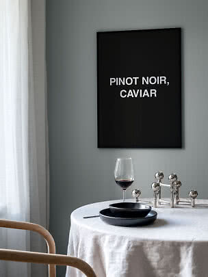 Poster tipografico nero con "PINOT NOIR, CAVIAR" sopra una tavola apparecchiata con calice.