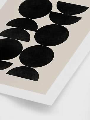 Affiche abstraite avec formes organiques noires sur fond beige dans un cadre blanc