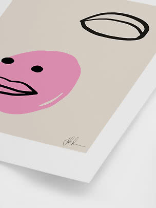 Gerahmtes abstraktes Poster mit rosa Gesicht auf beigem Hintergrund und schwarzem Oval oben