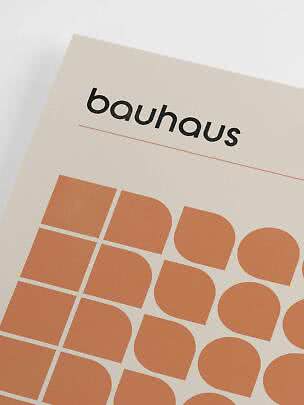 Bauhaus-plakat med orange geometriske former på beige baggrund