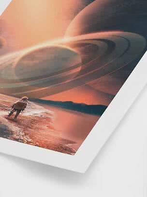 Poster con astronauta su una riva aliena sotto enormi pianeti con anelli arancioni