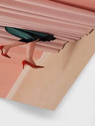 Mules rouges pointues à talon portées avec jupe plissée vert foncé sur escalier rose