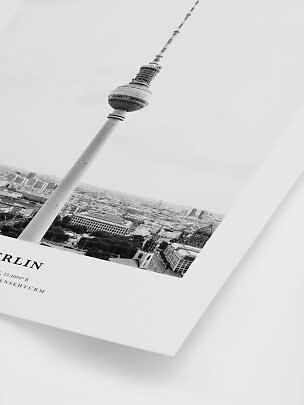Sort-hvid plakat med Berlins Fernsehturm set fra oven over byen