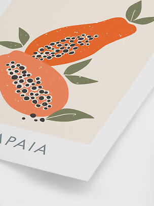 Illustrazione di due mezze papaye con semi neri e foglie verdi su sfondo beige