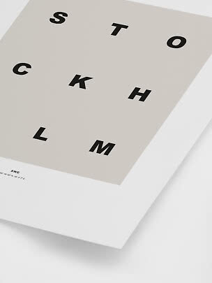 Minimalistisches Poster mit verstreuten schwarzen Buchstaben auf beiger Fläche und weißem Rand