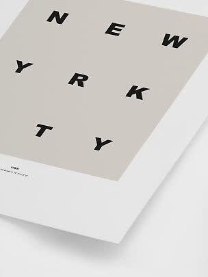 Minimalistisk poster med ordet New York i svarta bokstäver på beige bakgrund med vit kant