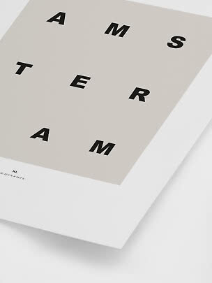 Minimalistisches Poster mit den Buchstaben A M S T E R A M auf beigefarbener Fläche
