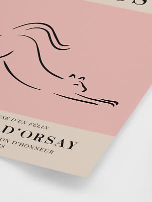 Poster minimalista con disegno a linea nera di un gatto sdraiato su sfondo rosa.