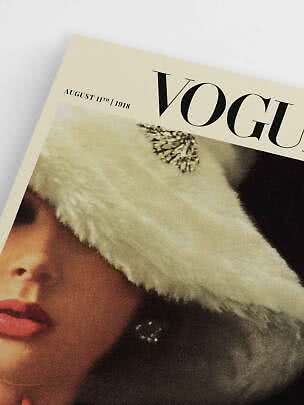 Primo piano di copertina Vogue con modella e cappello bianco effetto pelliccia
